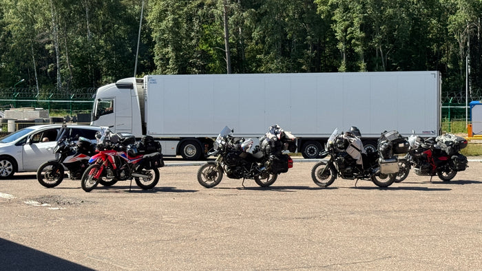 Szandi, Laci és a francia motorosok a Terehova–Burachki határátkelőn.
